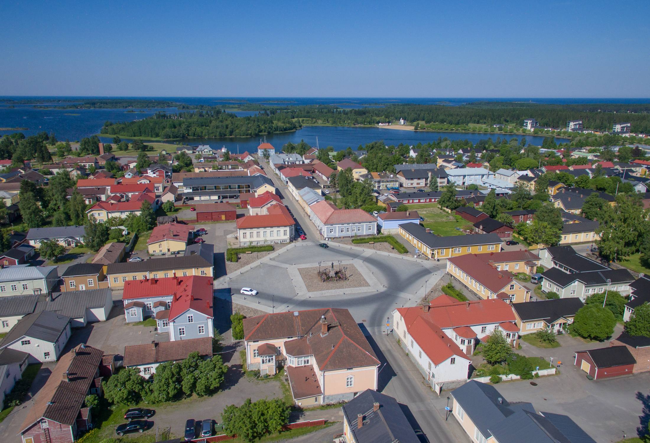 Langin kesän tunnelma on parhaimmillaan vanhan Kivimakasiinin terasilla