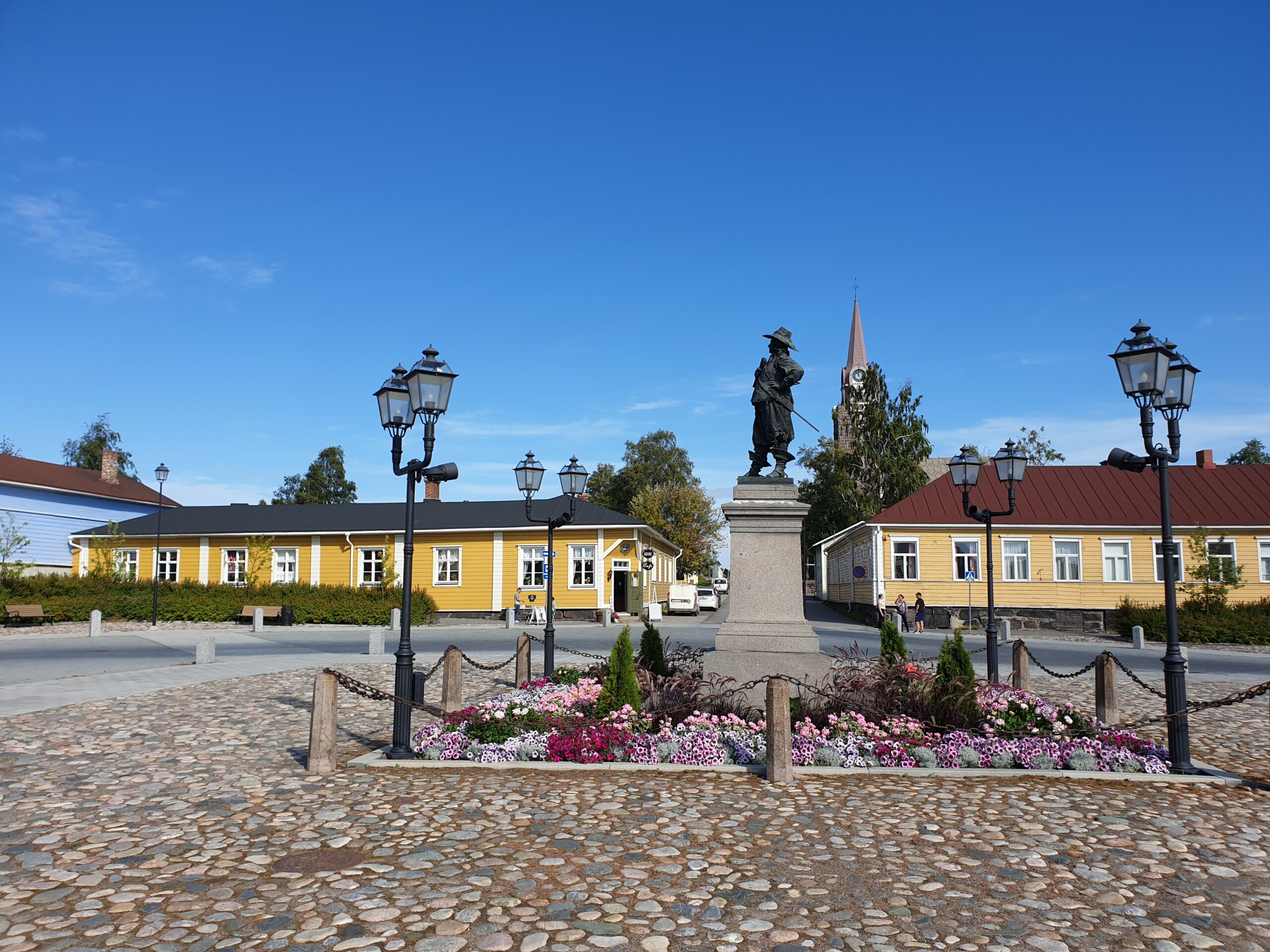 Pekkatori Langin Kauppahuone Pekkatorin laidalla.